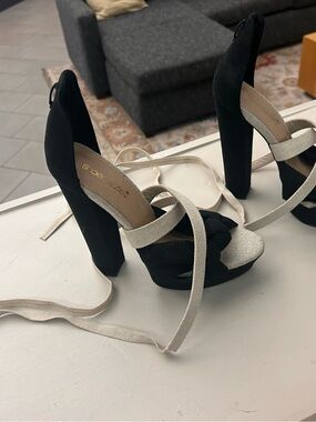 Heels Shoe Dazzle Black and Cream Lace-Up Platform Heels 8